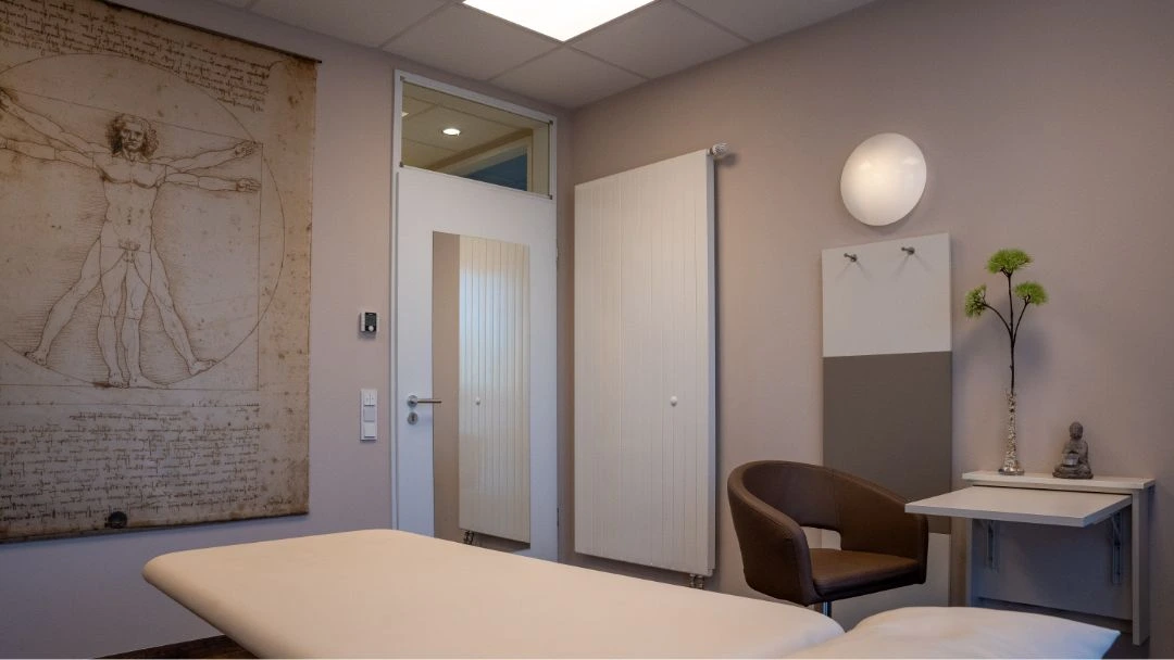 Heilpraktiker-erlangen-dr-phil-philipp-weidenbecher-behandlungszimmer